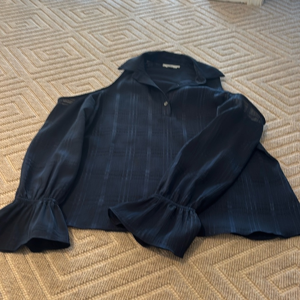 Waverly Grey size small. Cold shoulder shirt in navy